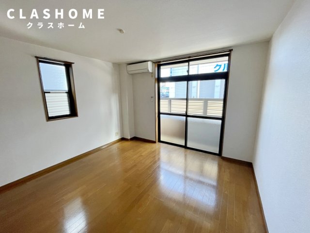 居室・リビング　同物件の別部屋になります。