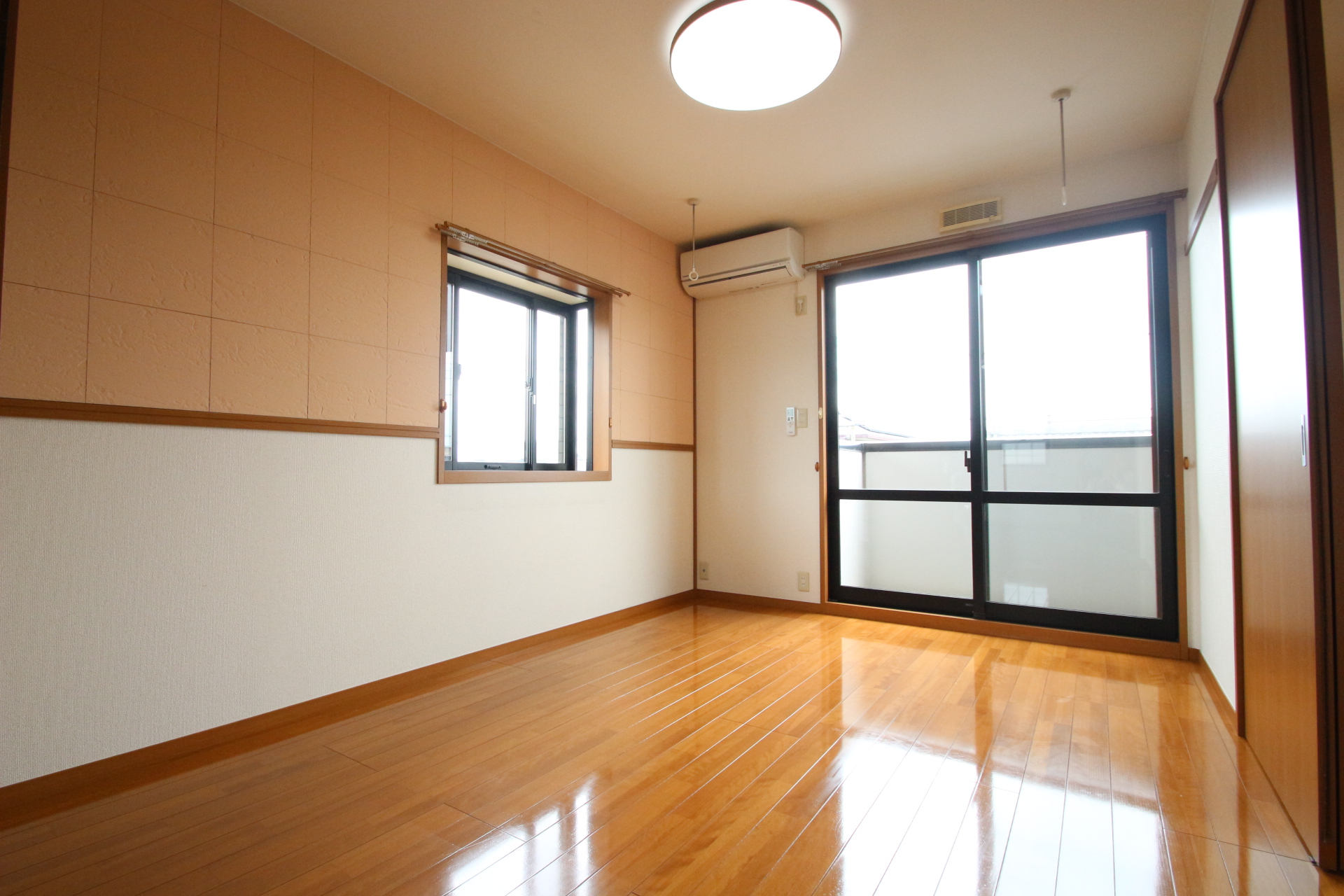 居室・リビング　同施工会社同シリーズ別物件