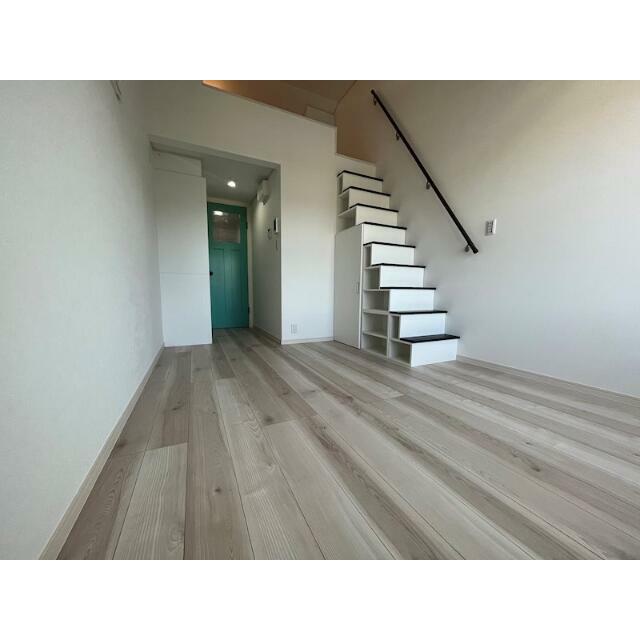 その他部屋・スペース　白が基調の明るい室内に、梁（はり）やドアがアクセントでお洒落