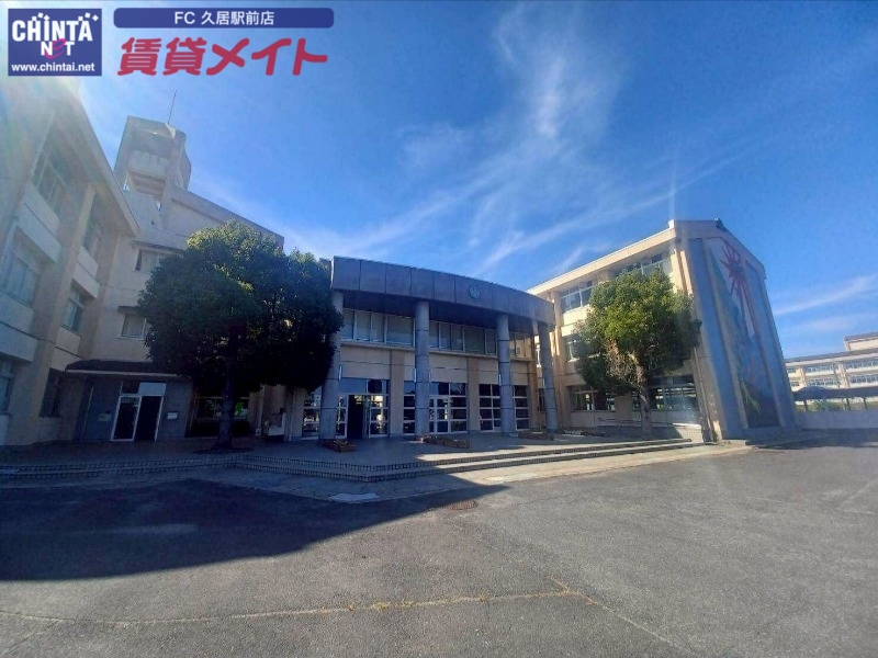 中学校　津市立南が丘中学校（中学校）まで668m