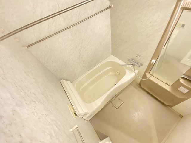 バス・シャワールーム　コンパクトで使いやすいお風呂です