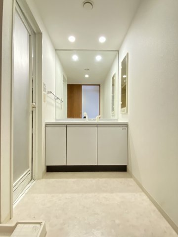 洗面設備　ゆったりとスペースのある洗面所