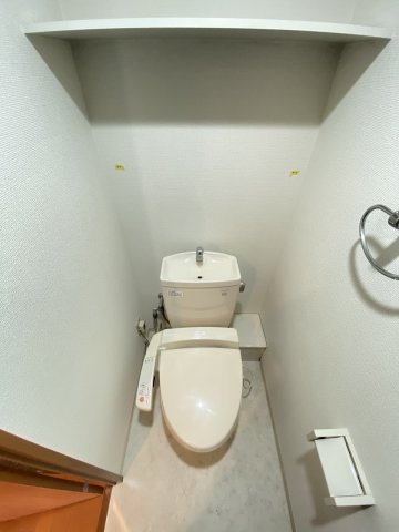 トイレ　落ち着いた色調のトイレです