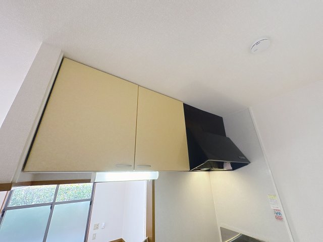 キッチン　掲載写真は同型の左右反転の部屋を掲載しております。実際のお写