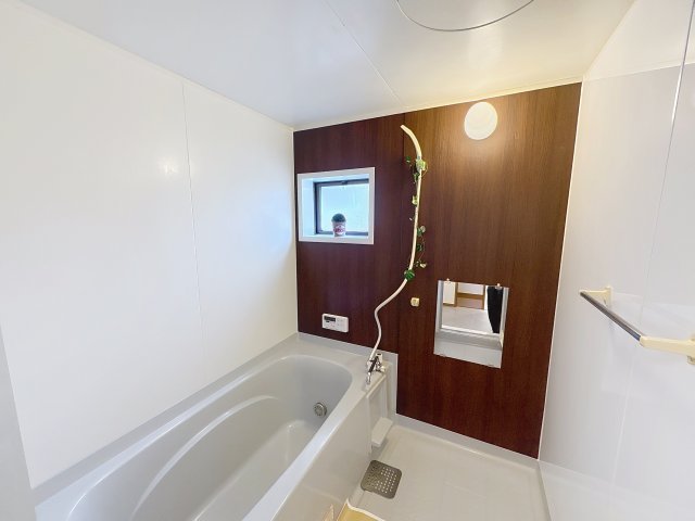 バス・シャワールーム　掲載写真は同型の左右反転の部屋を掲載しております。実際のお写