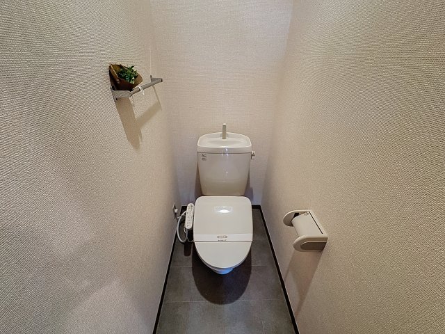 トイレ　掲載写真は同型の左右反転の部屋を掲載しております。実際のお写