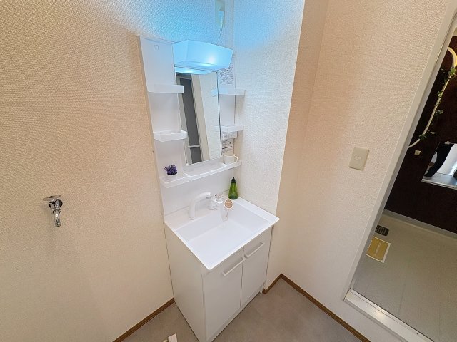 洗面設備　掲載写真は同型の左右反転の部屋を掲載しております。実際のお写