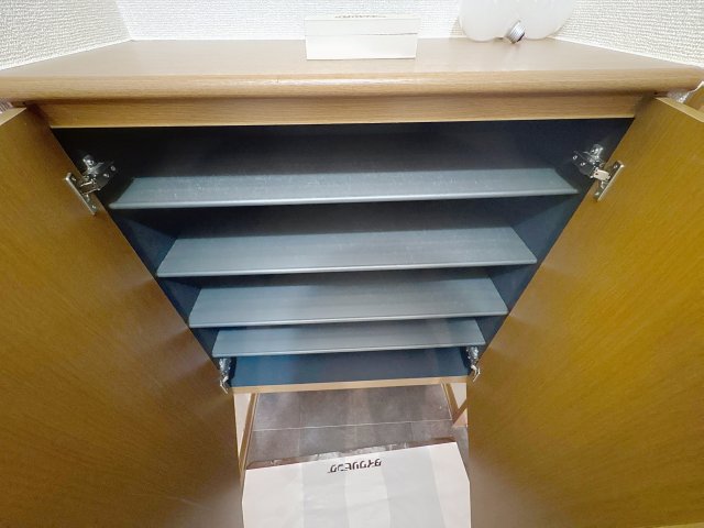 収納　掲載写真は同型の左右反転の部屋を掲載しております。実際のお写