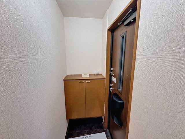 玄関　掲載写真は同型の左右反転の部屋を掲載しております。実際のお写