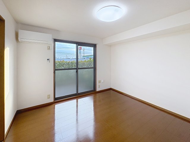 居室・リビング　掲載写真は同型の左右反転の部屋を掲載しております。実際のお写