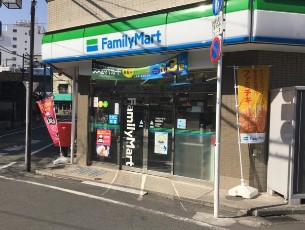 コンビニ　ファミリーマート四谷若葉店（コンビニ）まで335m