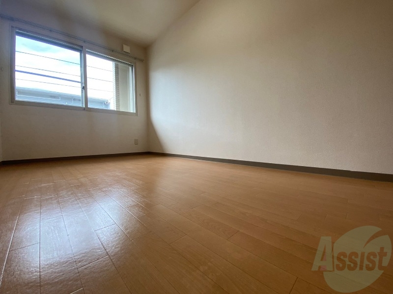 その他部屋・スペース　戸を閉めるとリビングと区切られた寝室にすることができますよ。