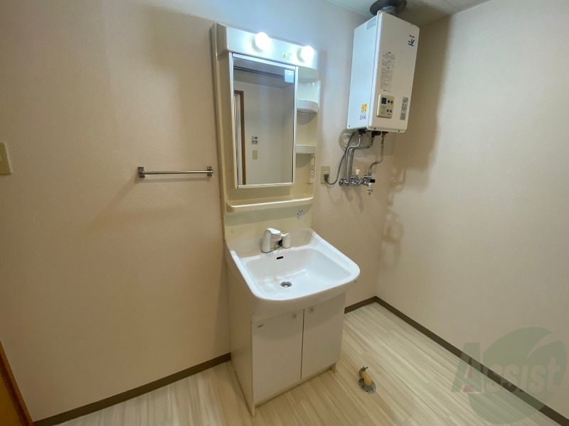 洗面設備　独立洗面台です。大きくてよいですね。シャンプーもできます。