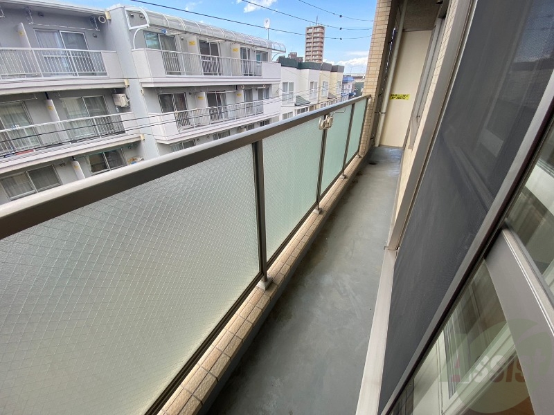 バルコニー　バルコニーは幅があり、広い印象を受けました。