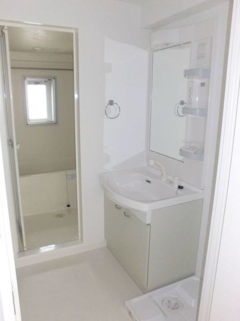 洗面設備　洗面脱衣所　浴室は小窓付♪