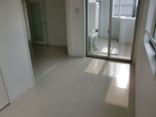 居室・リビング　洋間１　小窓も付いてます♪