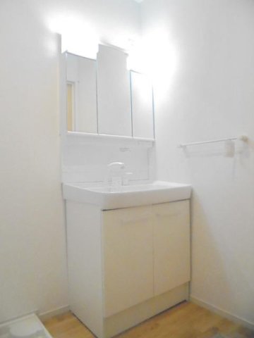 洗面設備　朝の支度にも助かる、独立の洗髪洗面化粧台