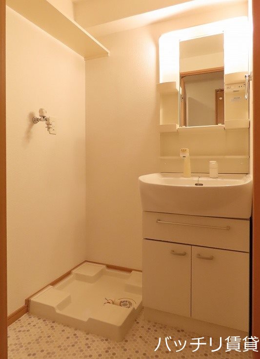 洗面設備　画像は別号室イメージの為、現況を優先いたします。