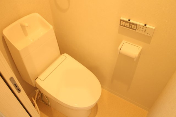 トイレ　落ち着いた色調のトイレです