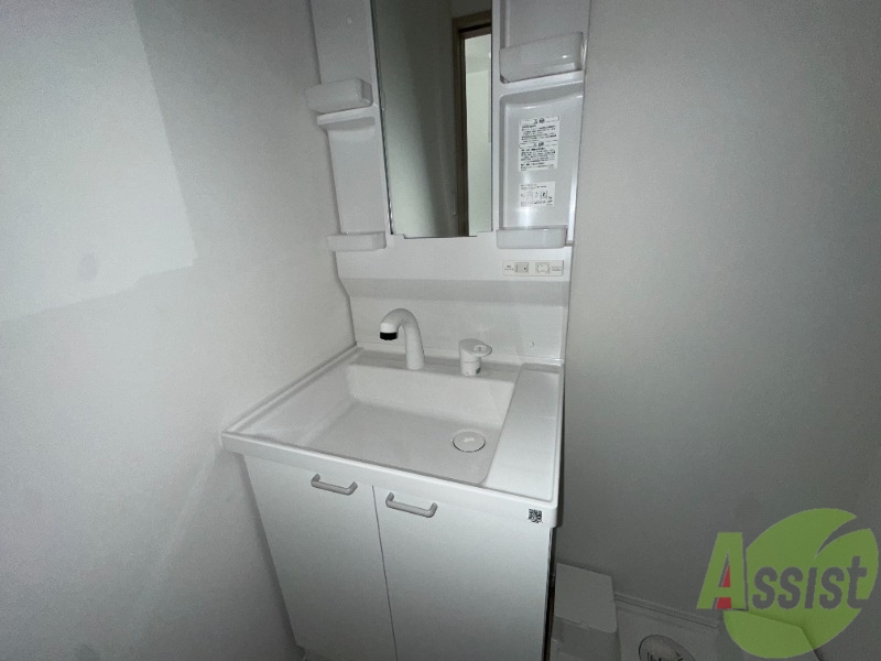 洗面設備　洗面所には小物を置くスペースと鏡が付いています。