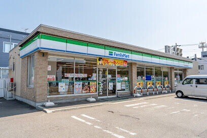 コンビニ　ファミリーマート札幌北40条東8丁目店（コンビニ）まで0m