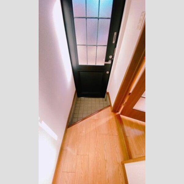 玄関　室内写真は別部屋の写真です。