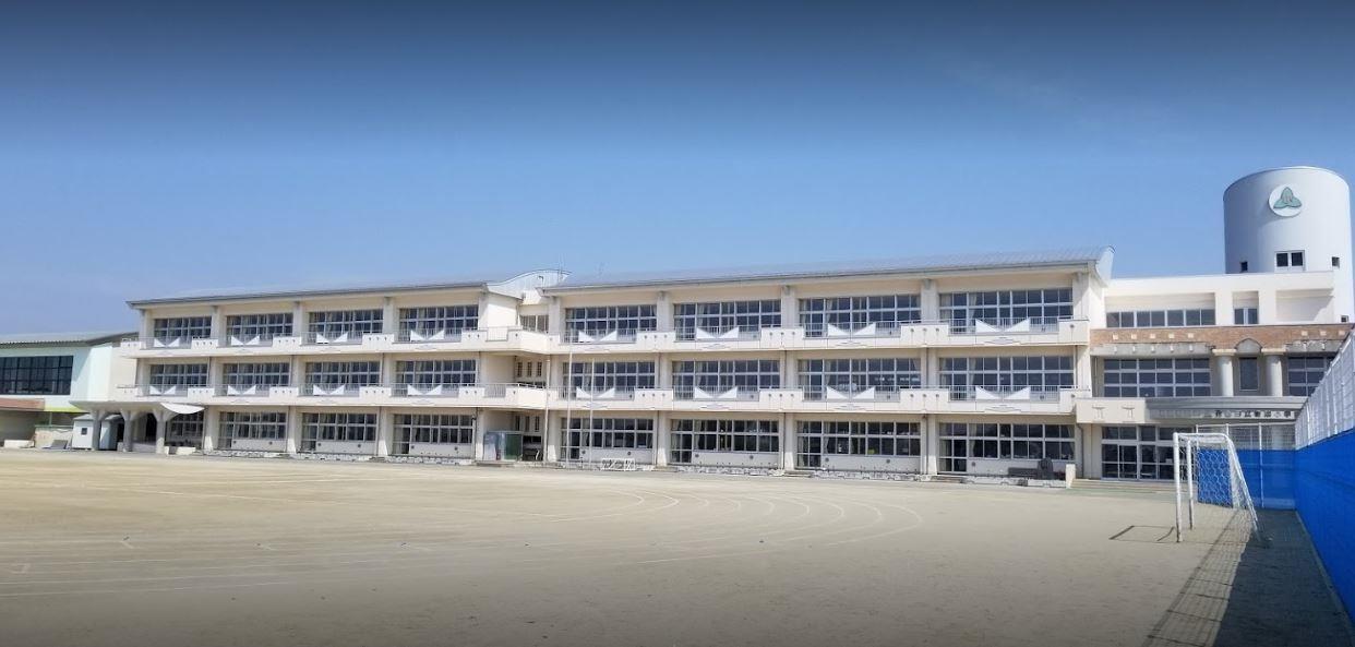 小学校　花巻市立若葉小学校（小学校）まで572m