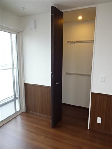 収納　ウォークインクローゼットでいっぱい収納できます。