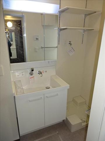 洗面設備　朝には欠かせない、洗髪化粧洗面台付。