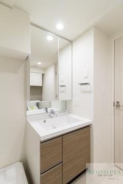 洗面設備　※同タイプの別のお部屋です。