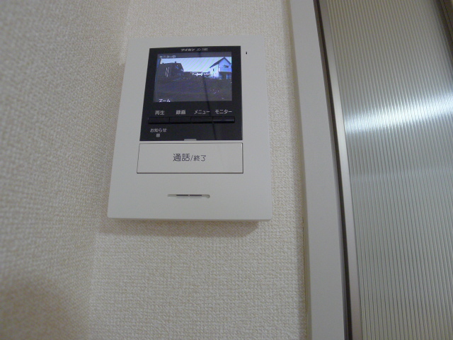セキュリティ　室内のモニターから、訪問者の顔を確認できるインターホンです