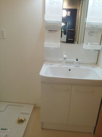 洗面設備　明るい洗面所です