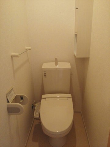 トイレ　落ち着いた色調のトイレです