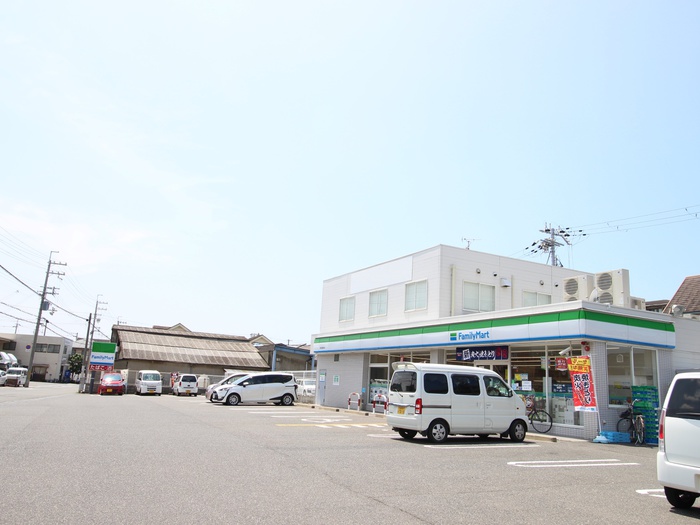 コンビニ　ファミリーマート（コンビニ）まで240m