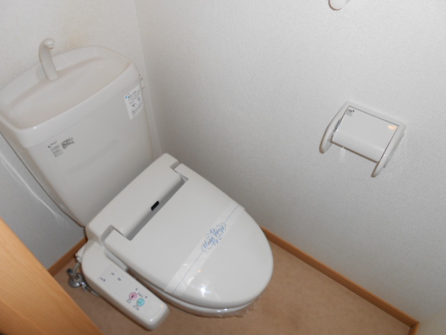 トイレ　温水洗浄便座完備・小物収納棚有り