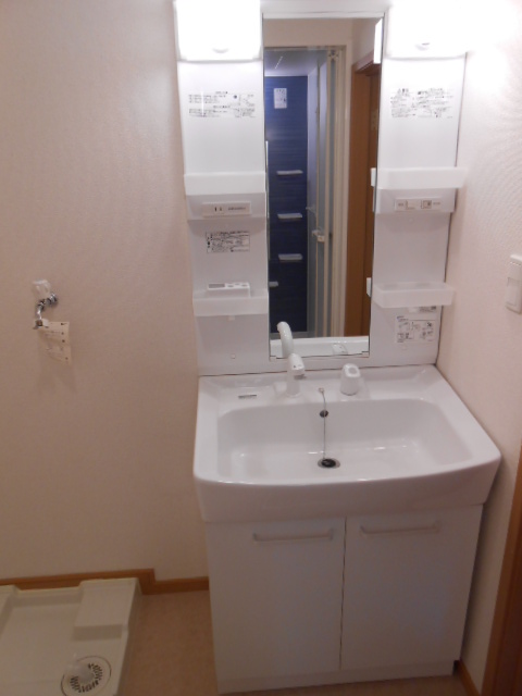 洗面設備　シャワー付洗面化粧台・屋内洗濯機置場完備