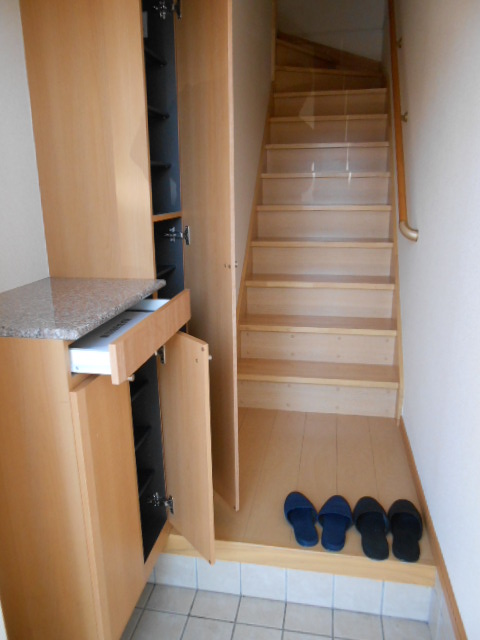 玄関　天井高シューズボックス・小物収納棚有り