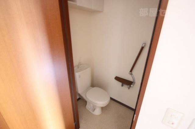 トイレ　トイレに手摺りを付けております