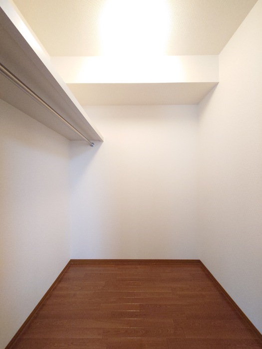 収納　ウォークインクローゼット（西側洋室）