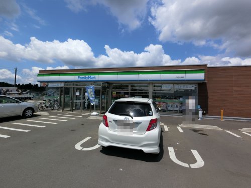 コンビニ　ファミリーマート 八街中央店（コンビニ）まで522m