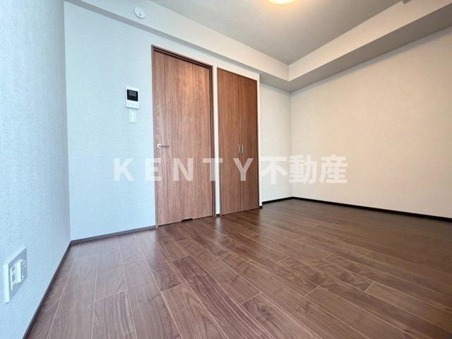 その他部屋・スペース　落ち着いた色調の寝室です