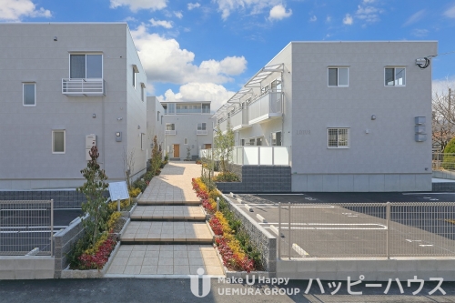 建物外観　緑に溢れたお洒落なタウンハウスです♪