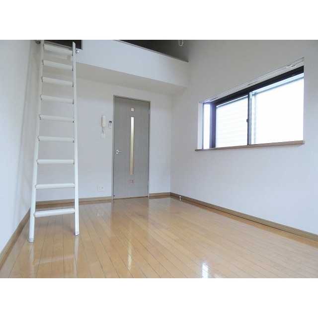 居室・リビング　同物件別室写真