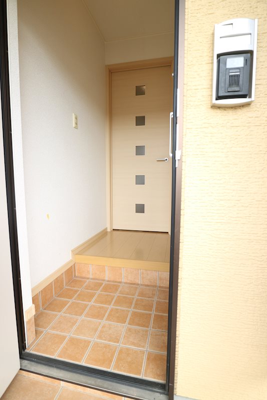 玄関　写真は同型物件です。