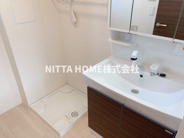 洗面設備　三面鏡付き洗面台もあります＊