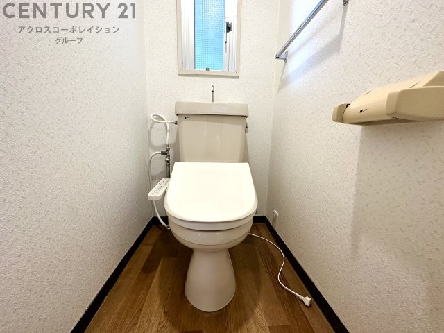 トイレ　窓付きのトイレで換気も楽々♪
