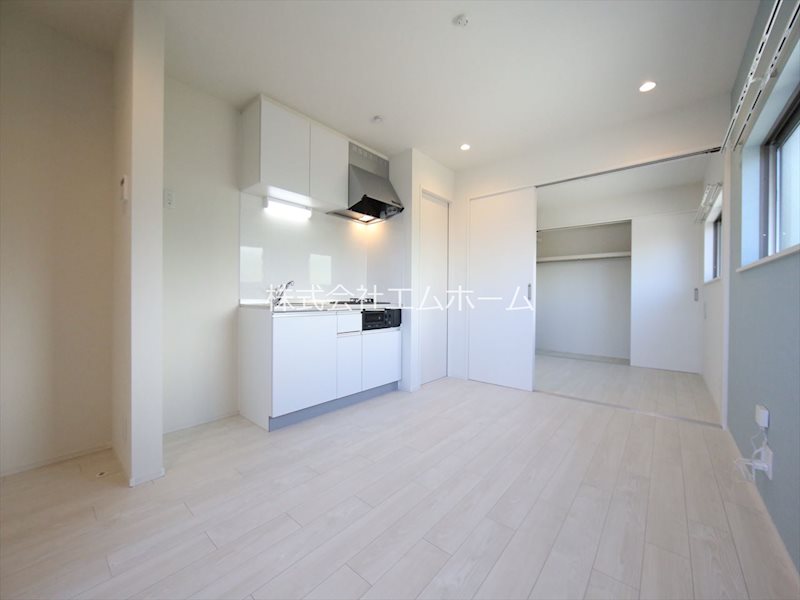 居室・リビング　ＬＤＫ8帖　洋室3.7帖　つなげても仕切っても使えます