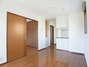 居室・リビング　側面にも窓があり明るいリビングです♪