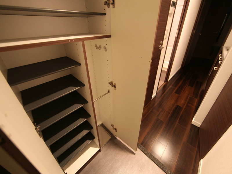 玄関　玄関　シューズボックス付（収納充実してます）