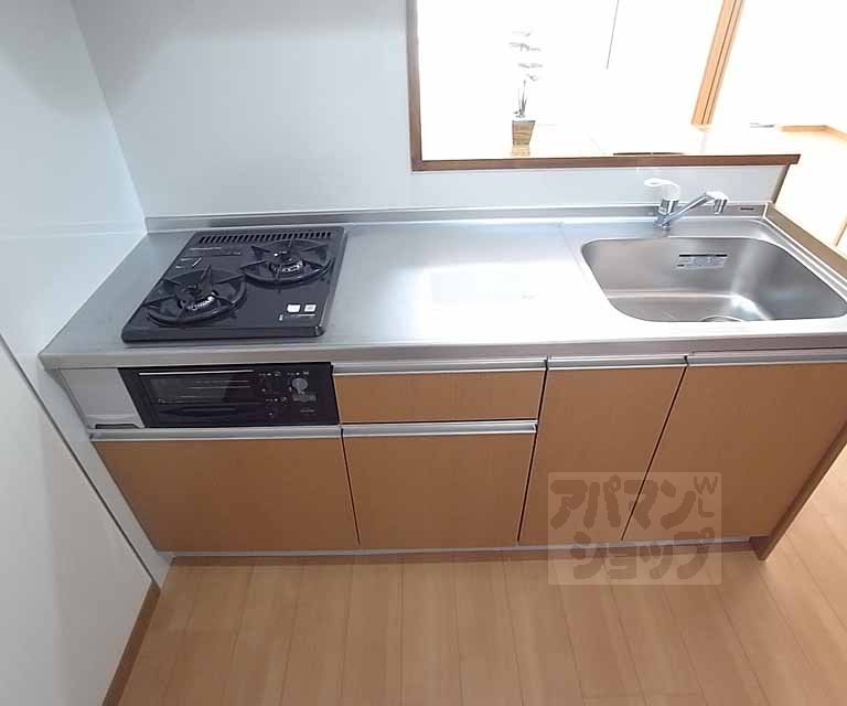 キッチン　２口のガスコンロ付きシステムキッチン採用